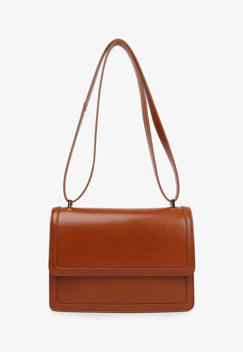 Sac à bandoulière rectangulaire en cuir marron avec longue sangle réglable et fermeture à rabat, présenté sur un fond uni.