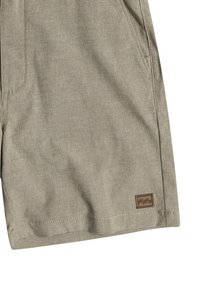 Shorts beiges en tissu texturé avec un motif rayé subtil, dotés de poches latérales et d'un petit patch logo marron.