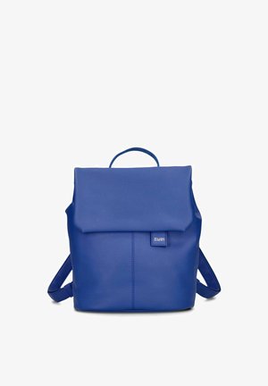 Zaino in pelle blu con chiusura a patta, manico superiore, spallacci regolabili e piccola targhetta rettangolare con logo sul davanti.