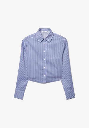 Camicia cropped a maniche lunghe con righe verticali blu e bianche, caratterizzata da un colletto classico e chiusura frontale con bottoni, realizzata in un tessuto leggero.
