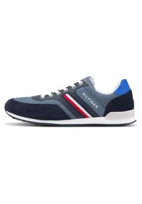 Baskets Tommy Hilfiger bleu marine et grises avec lacets blancs, bandes latérales rouges, blanches et bleu marine, et accent bleu au talon.