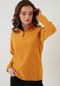 LELA HIGH COLLAR - Pulover iz flisa - mustard color