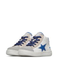 Białe i szare sneakersy z wysoką cholewką, z granatowymi sznurowadłami, z niebieską gwiazdą po boku i teksturowanymi gumowymi podeszwami.