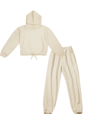 Cremfarbener zweiteiliger Loungewear-Set aus weichem Fleece; umfasst einen gekürzten Kapuzenpullover und Hose mit elastischem Bund und Seitentaschen.