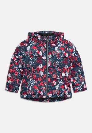 Dziecięca kurtka puchowa z kapturem, zapinana na zamek z przodu, z bocznymi kieszeniami oraz kolorowym, abstrakcyjnym kwiatowym wzorem w kolorach czerwonym, białym i granatowym.