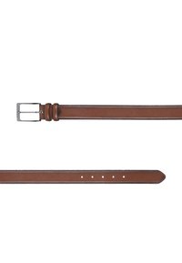 Bruine leren riem met een gestructureerde afwerking, voorzien van een zilveren metalen gesp en vijf gaten voor aanpassing. De uiteinden zijn taps toelopend voor een slanke uitstraling.