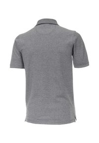 Szara koszulka polo z krótkim rękawem, z ribbowanym kołnierzykiem i rozcięciami po bokach u dołu. Wykonana z miękkiego, bawełnianego materiału o gładkiej fakturze.