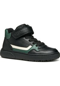 Baskets montantes noires avec des accents verts et blancs, tige en synthétique, semelle en caoutchouc noir texturé, fermeture à lacets et Velcro, design sportif.