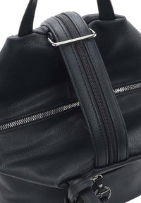 Zaino in pelle grigio scuro con una texture liscia, caratterizzato da una zip prominente e accessori in argento. Include spallacci regolabili e una forma strutturata.