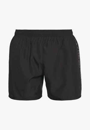 Czarne szorty sportowe wykonane z lekkiego materiału, z elastycznym pasem w talii i akcentem z logo po lewej stronie. Prosty krój.