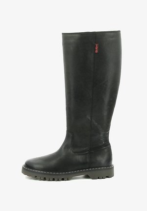 Stivali in pelle nera al ginocchio con finitura testurizzata, suola rinforzata e cuciture bianche. Presentano un piccolo logo rosso sul lato.