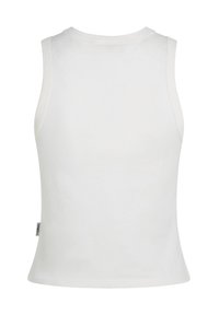 Vit ärmlös tanktopp i bomull med rund halsringning och rak nederkant. Diskreta axelsömmar och en liten logotagg på sidan.