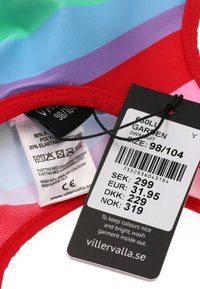 Värikäs uimapuku, jossa on horisontaaliset raidat vihreässä, vaaleansinisessä, violetissa, punaisessa ja vaaleanpunaisessa, punaisella reunuksella ja kiinnitetty koko-etiketti.