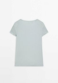 T-shirt gris clair uni à manches courtes, posé à plat, montrant le dos avec un col rond sur fond blanc.