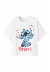 Bijela pamučna majica kratkih rukava, opuštenog kroja, s plavim crtićem Stitchom i tekstom "Stitch" u ružičastoj boji ispod.