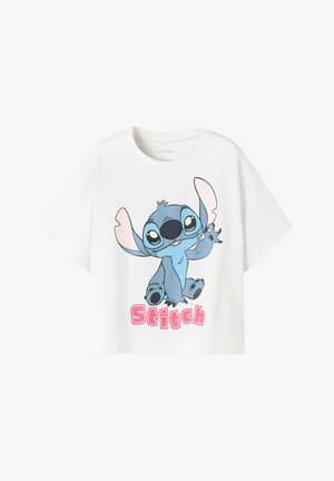 Balts kokvilnas T-krekls ar īsu, brīvu piegriezumu, kas attēlo zilu multfilmu varoni, Stiču, un tekstu "Stitch" rozā krāsā zem tā.