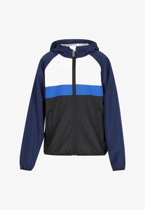 Kurtka przeciwwiatrowa w kolorach czarnym, białym i niebieskim; posiada zamek błyskawiczny z przodu, kaptur oraz elastyczne mankiety; wykonana z lekkiego, wodoodpornego materiału.