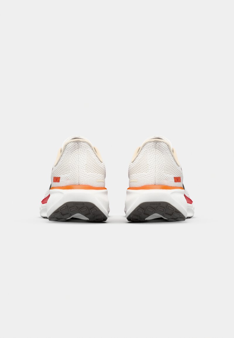 Scarpe da atletica leggere con una tomaia in rete bianca, accenti arancioni e rossi, suola ammortizzata e suola in gomma nera testurizzata.