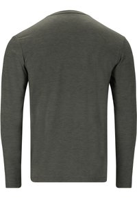 Pitkähihaisen tummanvihreän paidan. Valmistettu pehmeästä kankaasta, jossa on sileä pinta. Ominaisuuksiin kuuluu pyöreä kaula-aukko ja suora leikkaus.