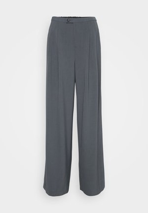 Grijze wijde broek gemaakt van een gestructureerde stof, met een knoopsluiting, enkele plooien en een elastische tailleband voor comfort.