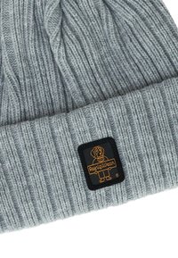 Berretto lavorato a maglia grigio con texture a costine, dotato di una patch quadrata nera con un'illustrazione di cane e branding dorato.