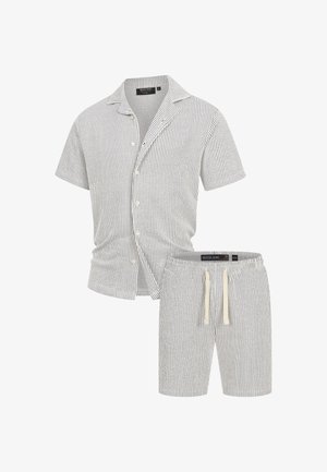 Randig kortärmad skjorta och matchande shorts-set i ljusgrått och vitt. Tillverkad av mjukt tyg med knappstängning och elastisk midja.