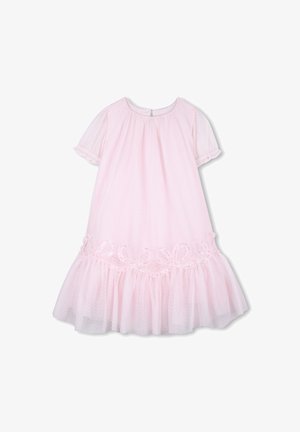 Hellrosa Kleid aus leichtem Stoff mit kurzen Puffärmeln, taillierter Taille und einem gerafften Saum mit dekorativer Stickerei.