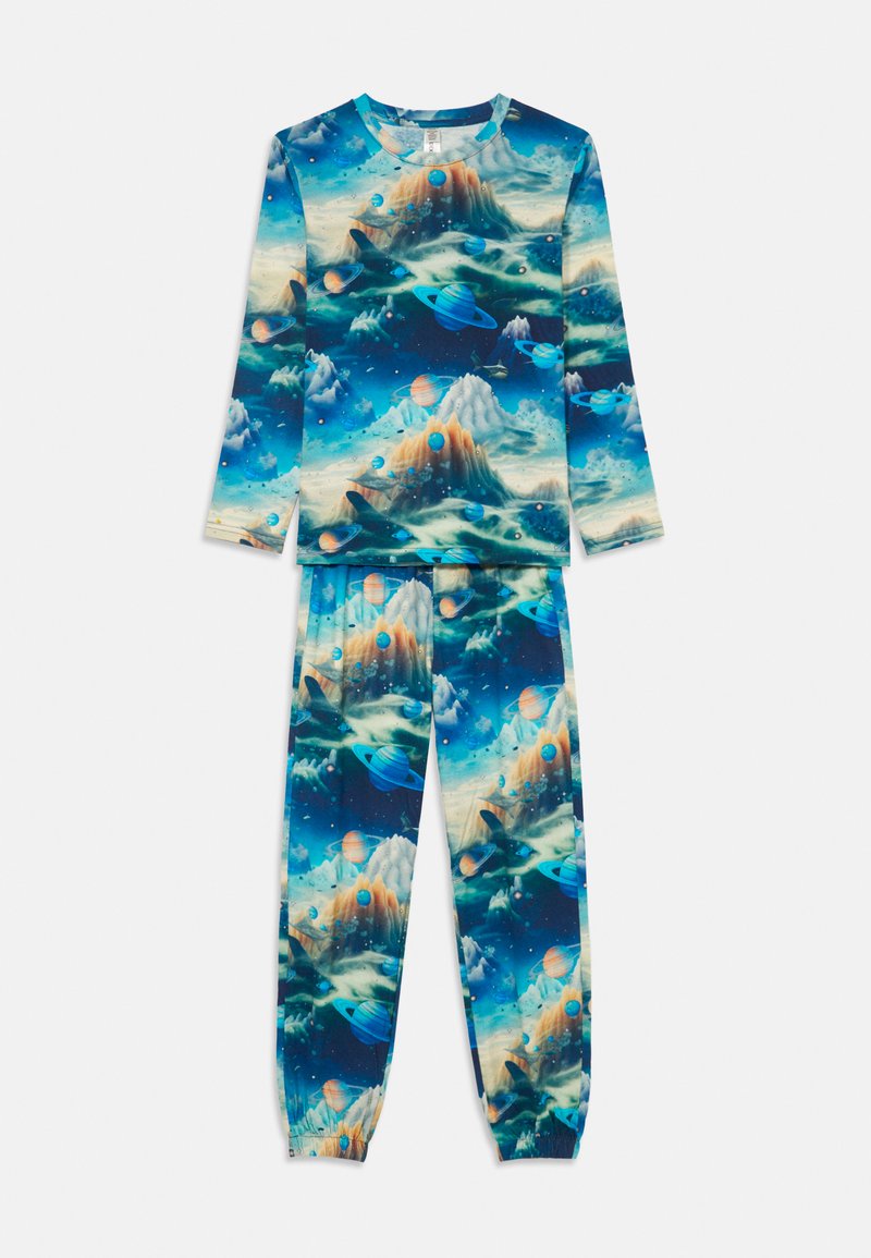 Pyjama-set met lange mouwen, met een blauw ruimte-thema print van planeten en wolken. Gemaakt van zachte stof; elastische manchetten op de broek.