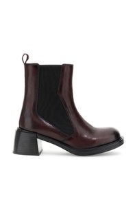 Cizmă de gleznă din piele maro, cu panouri laterale elastice negre, un tab de prindere și un toc bloc masiv.