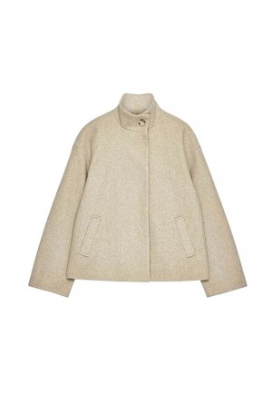 Cappotto di lana beige con colletto alto, chiusura frontale con bottoni e due tasche laterali. Design sartoriale con silhouette strutturata.