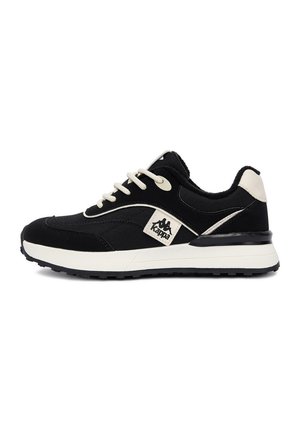 Sort-hvid Kappa sneaker med hvide snørebånd, polstret sål og logo på siden, set fra ydersiden.