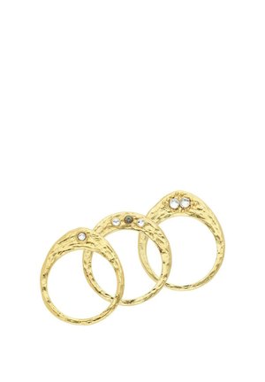 Ensemble de trois anneaux présentant une finition dorée texturée, chacun rehaussé de différentes pierres précieuses. Ils ont une forme ronde avec un aspect poli.