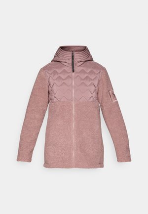 Veste à capuche rose avec un haut matelassé et une texture en polaire douce. Elle présente une fermeture éclair à l'avant et des manches plus longues avec un accent de patch sur un bras.