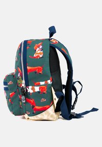 Groene stoffen rugzak met een speels teckelprint, marineblauwe schouderbanden, mesh zijvakjes en een beige onderpaneel. Inclusief ritscompartimenten.