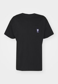 Svart bomull T-skjorte med korte ermer, rund hals og brystlomme med et blått logo-patch. Klassisk passform og ensfarget design.