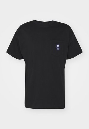 Zwart katoenen T-shirt met korte mouwen, ronde hals en een borstzak met een blauw logopatch. Klassieke pasvorm en effen kleur ontwerp.