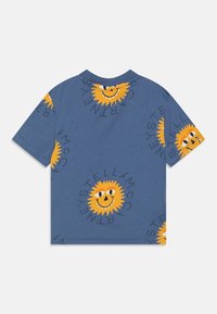 Camiseta de algodón azul con mangas cortas que presenta gráficos de sol amarillo, una cara sonriente y texto repetido en una fuente divertida alrededor del diseño.