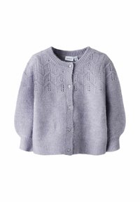 Lys lavendel strikket cardigan med rund halslinning, intrikat hullmønster og sølvknapper. Myk tekstur med hellange ermer.