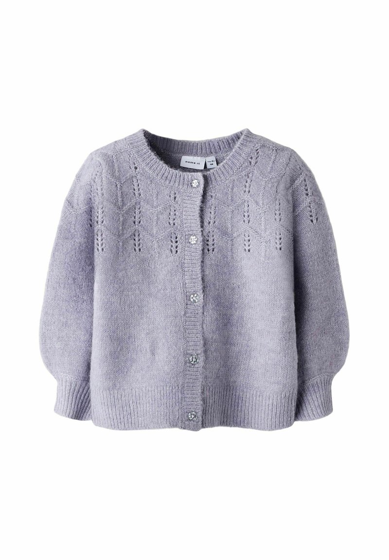 Lys lavendel strikket cardigan med rund halslinning, intrikat hullmønster og sølvknapper. Myk tekstur med hellange ermer.