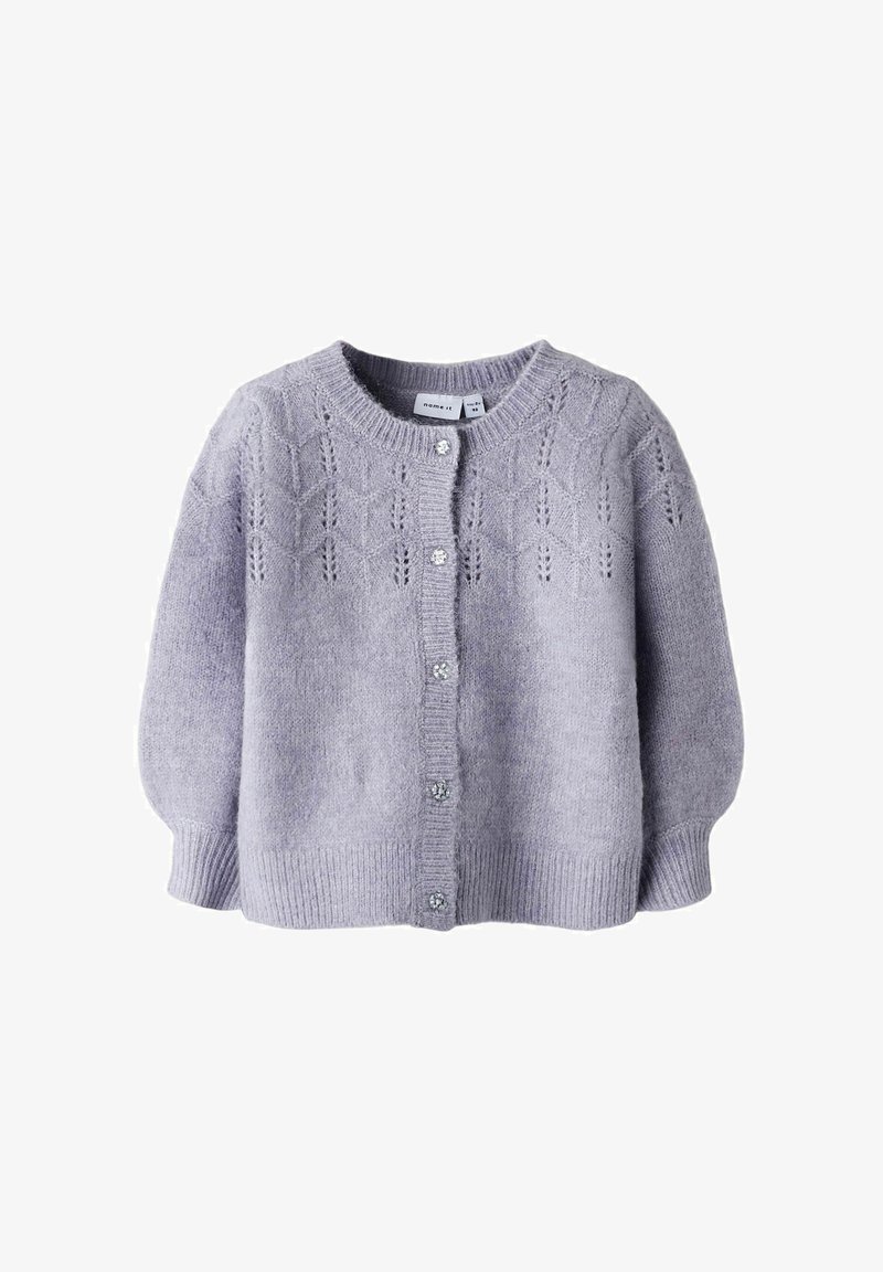 Lys lavendel strikket cardigan med rund halslinning, intrikat hullmønster og sølvknapper. Myk tekstur med hellange ermer.