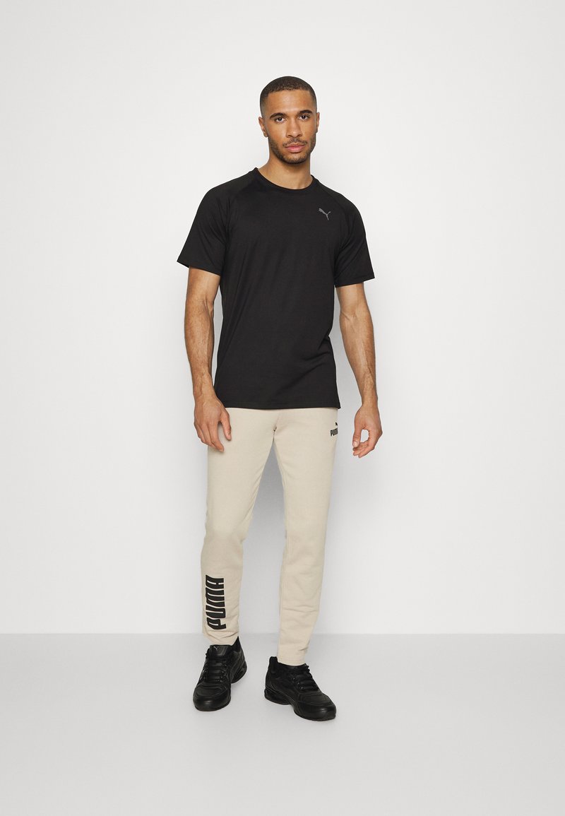 Herren Bälle & Schläger | Puma STUDIO YOGINI LITE TEE Fitness / Yoga black/schwarz - BU73609 Herren Bälle & Schläger | Puma STUDIO YOGINI LITE TEE Fitness / Yoga black/schwarz - BU73609