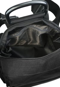 Borsa a mano nera in tessuto con un design strutturato, dotata di una fodera interna liscia e di un comparto con zip per una migliore organizzazione.