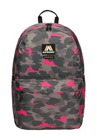 Mochila de camuflaje en gris con acentos en rosa, hecha de tela duradera. Cuenta con un asa en la parte superior y un bolsillo con cremallera en la parte frontal para almacenamiento.