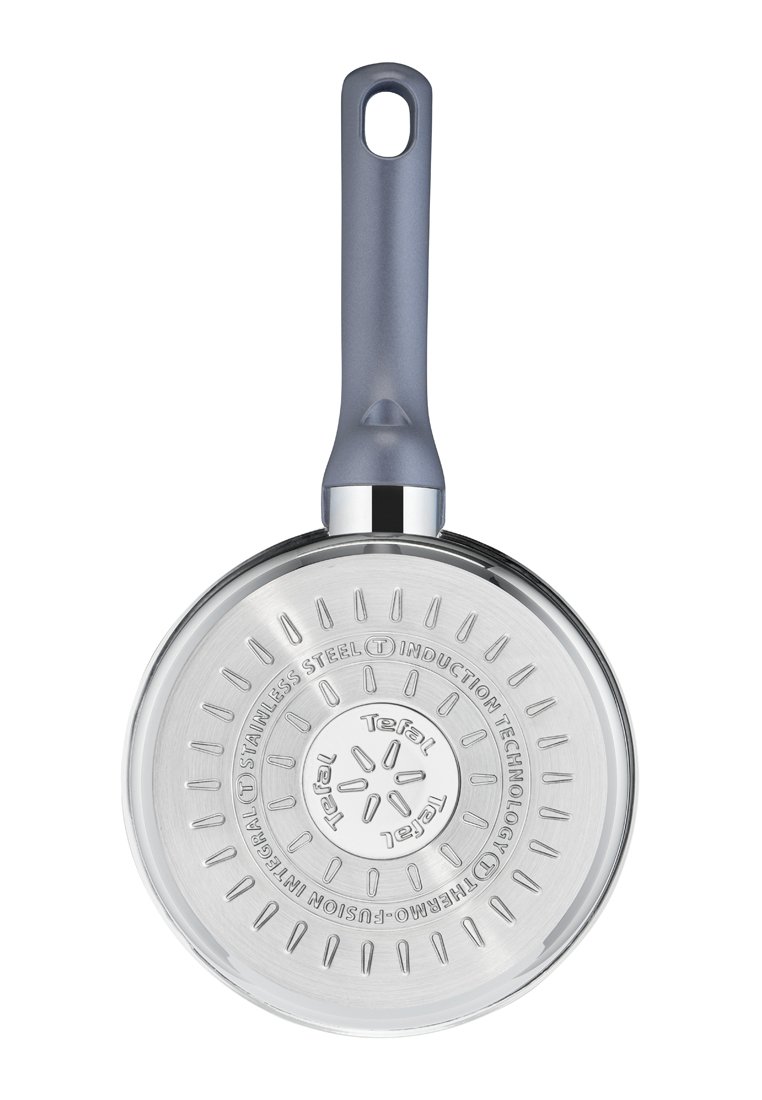 Edelstahl-Bratpfanne mit einer glatten, glänzenden Oberfläche, einem dunkelgrauen ergonomischen Griff und einem gemusterten Boden für eine gleichmäßige Wärmeverteilung.