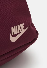 Nike Sportswear HERITAGE CROSSBODY UNISEX - Mala a tiracolo - dark beetroot/pink oxford