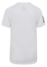 Camiseta deportiva blanca de manga corta con un tejido texturizado. Presenta un escote acanalado y franjas de acento negra en la manga izquierda.