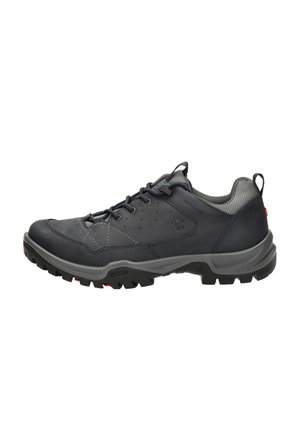 Chaussure de randonnée basse noire avec laçage à l'avant, semelle épaisse et robuste, col rembourré et languettes de tirage à la languette et au talon.