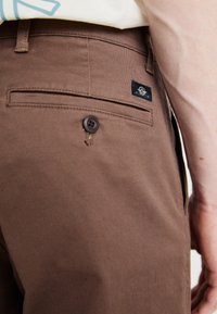 DOCKERS ORIGINAL SLIM - Chinos - coffee quartz
