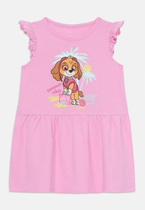 Lyserød ærmeløs kjole med flæseærmer, der forestiller en tegneseriehund i pink outfit, palmetræer, muslingeskaller og teksten "summer vibes".