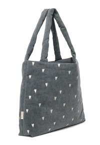 Sac fourre-tout en tissu gris avec deux longues poignées, orné d'un motif de petits cœurs blancs. Texture douce avec un design spacieux et structuré.
